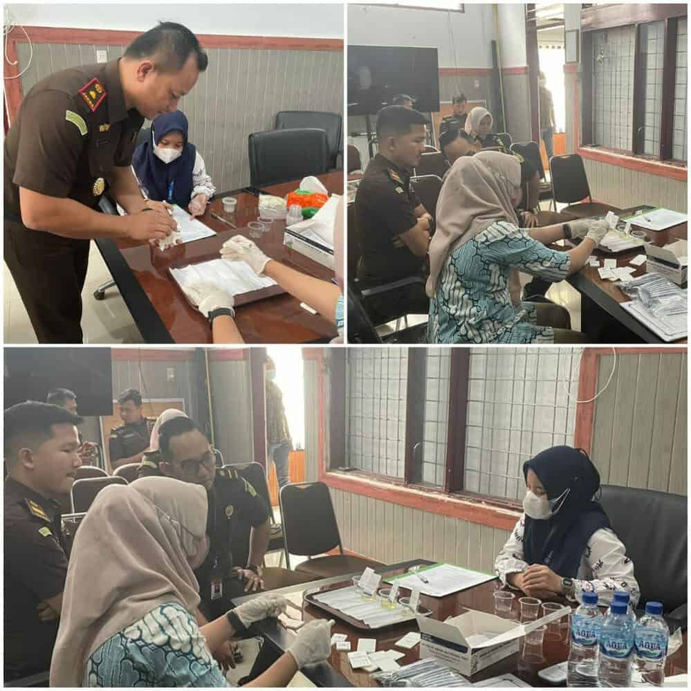 Kegiatan Pelaksanaan pemeriksaan urine terhadap Pegawai Cabang Kejaksaan Negeri Langkat Kegiatan Pelaksanaan pemeriksaan urine terhadap Pegawai Cabang Kejaksaan Negeri Langkat