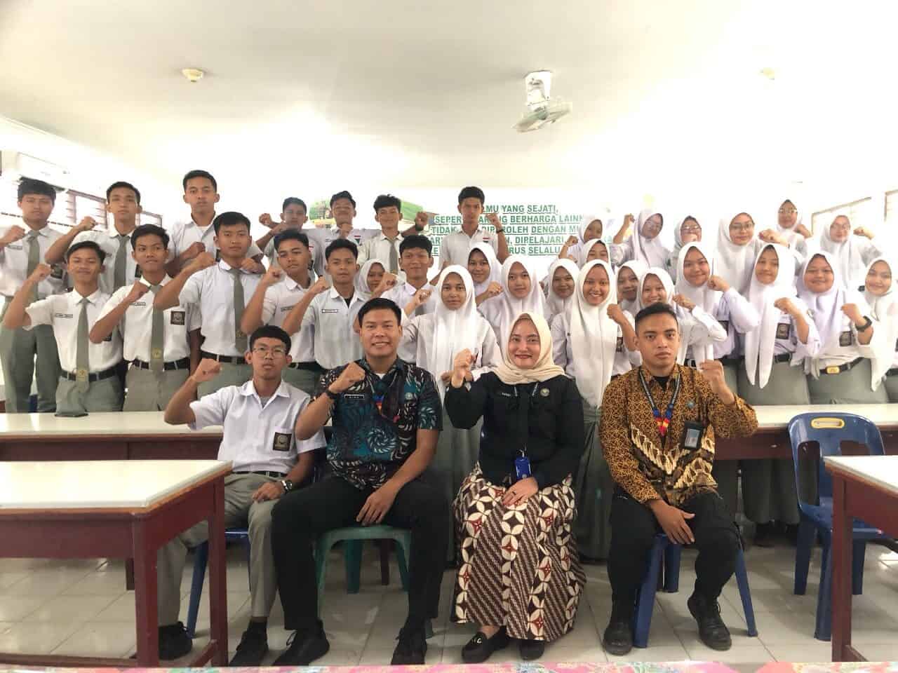 Subkoordinator P2M Beserta Staff Melakukan Sosialisasi P4GN di Lingkungan Pendidikan SMAN 1 Stabat Subkoordinator P2M Beserta Staff Melakukan Sosialisasi P4GN di Lingkungan Pendidikan SMAN 1 Stabat